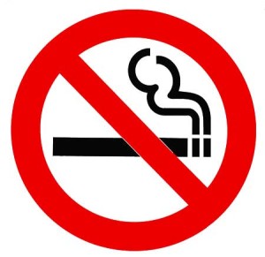 prohibido fumar. Es mejor no fumar para una óptima recuperación de una operación de rinoplastia.